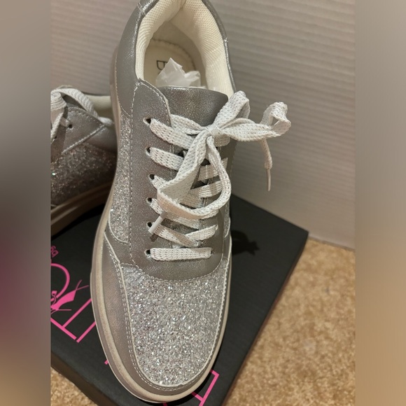 NWT Corky’s Metallic Silver sneaker size 8 - Picture 2 of 5